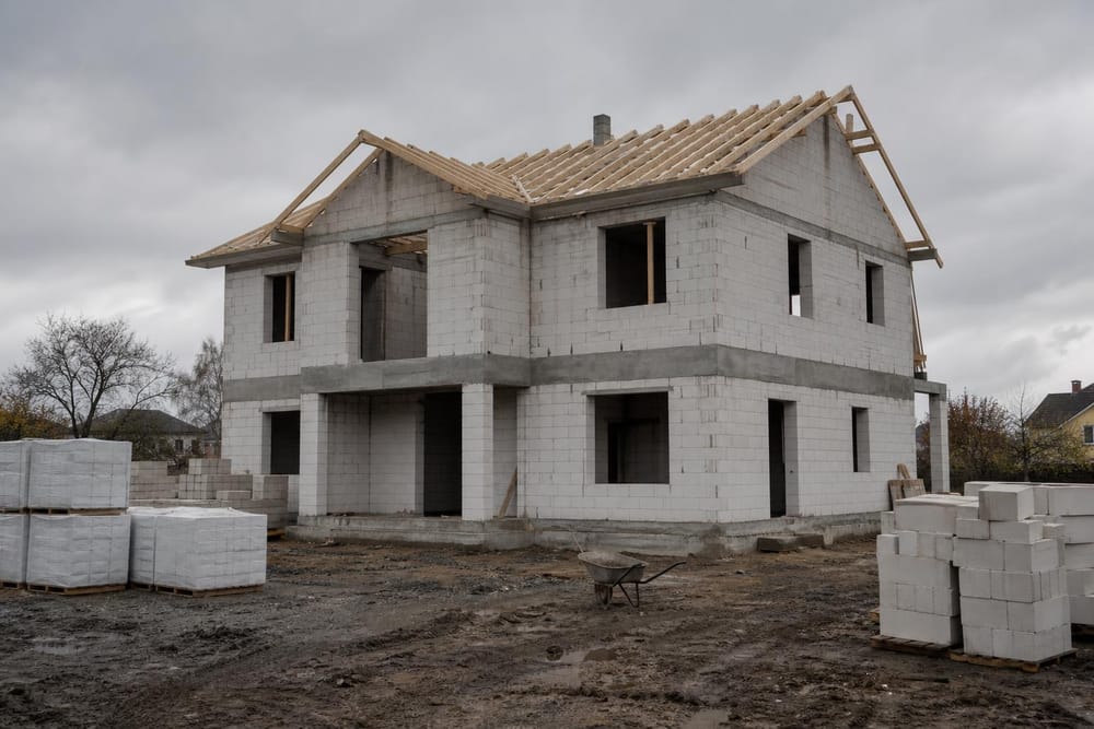 Частный дом из газобетона в процессе строительства